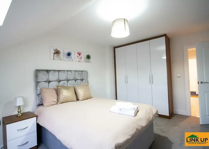 Holden Court Apartments - Apt 6