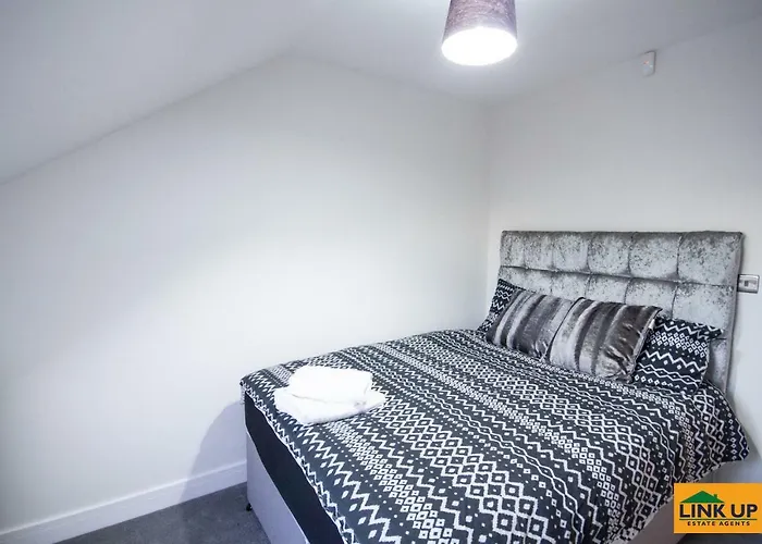Holden Court Apartments - Apt 6