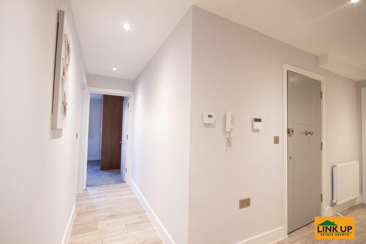 Holden Court - 6 * West Drayton (Middlesex)